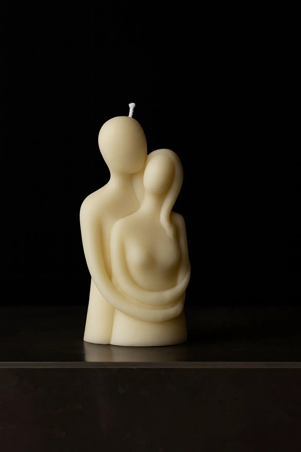 Coppia di candele scultoree a forma di abbraccio